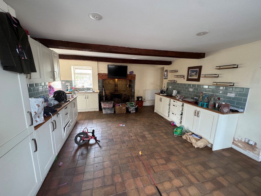 Lot: 222 - THREE-BEDROOM FARMHOUSE AND ATTACHED TWO-BEDROOM ANNEX - FREEHOLD INVESTMENT - Farmhouse - Kitchen-dining room
